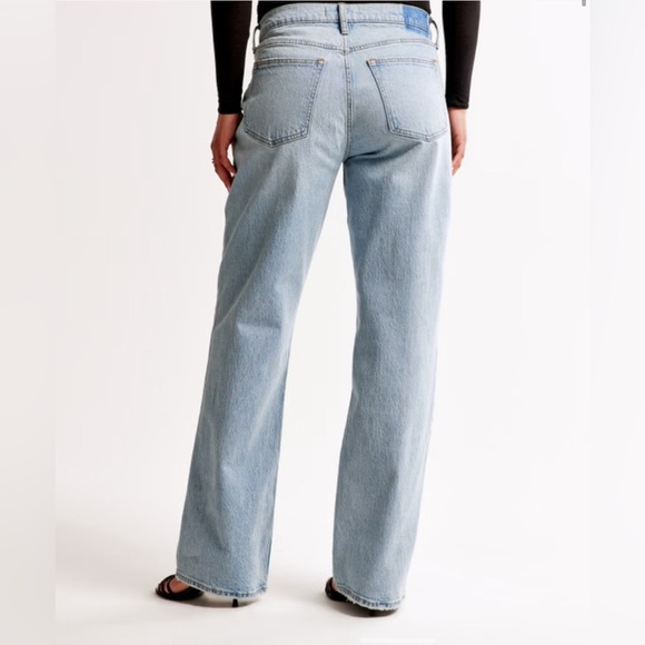 A&F - Curve Love The Baggy Low Rise Jeans - Picture 15 of 16